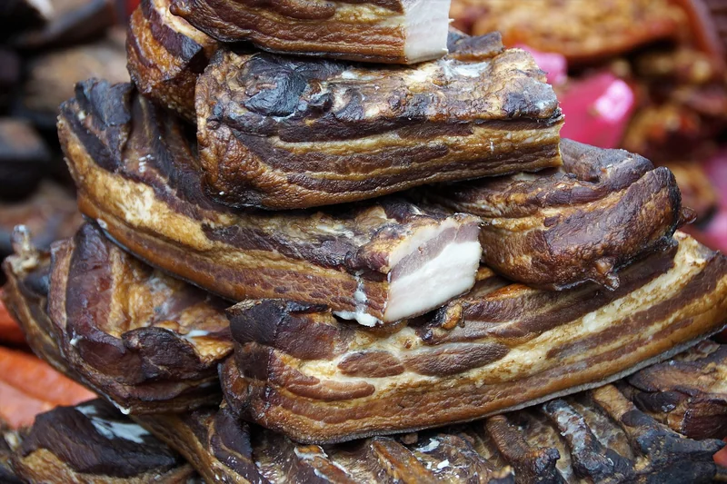 Tableau comparatif des matériaux pour un fumoir à saumon