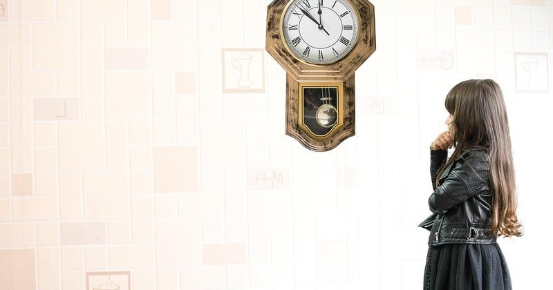 Horloge murale année 50 : le charme rétro qui transforme votre déco