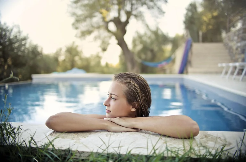 Comment cacher une piscine hors sol : 7 astuces déco tendance 2026